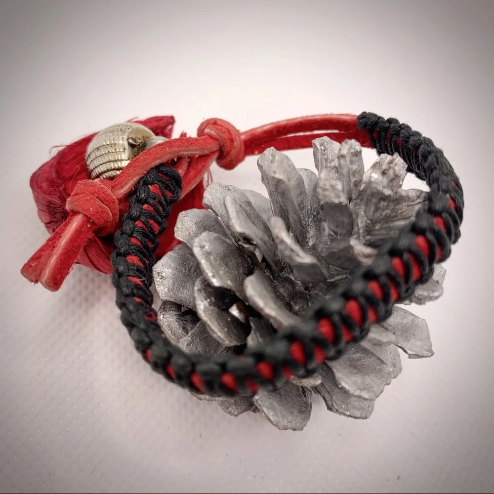 Red Black Macrame Bracelet Round Button Handmade - Picture 5 of 8